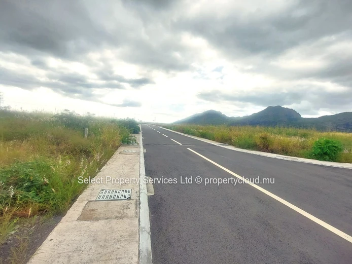 TERRAIN RÉSIDENTIEL NON CLÔTURÉ À VENDRE À PIERREFONDS MORCELLEMENT AT PALMA– Rs 4,1M