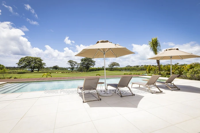 Luxueux Duplex de 4 chambres à vendre avec vue panoramique sur la mer et le golf à Anahita Beau Champ
