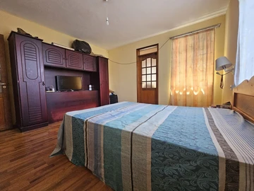 6 Bedroom House