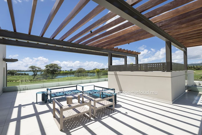 Luxueux Duplex de 4 chambres à vendre avec vue panoramique sur la mer et le golf à Anahita Beau Champ