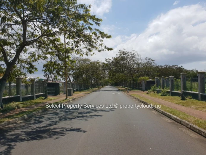 Land for sale Emerald Park, Trianon - Rs