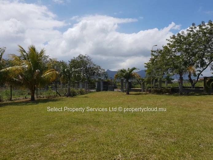 Land for sale Emerald Park, Trianon - Rs