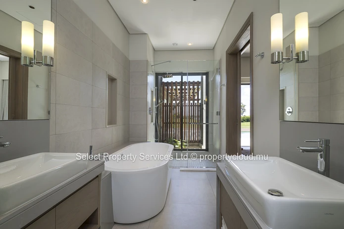 Luxueux Duplex de 4 chambres à vendre avec vue panoramique sur la mer et le golf à Anahita Beau Champ