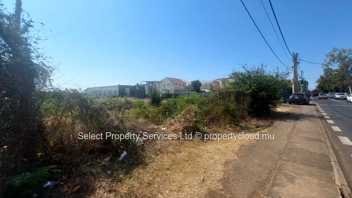 A vendre, Terrain Commercial sur la Route Royale de Bambous à Rs 17.9 M
