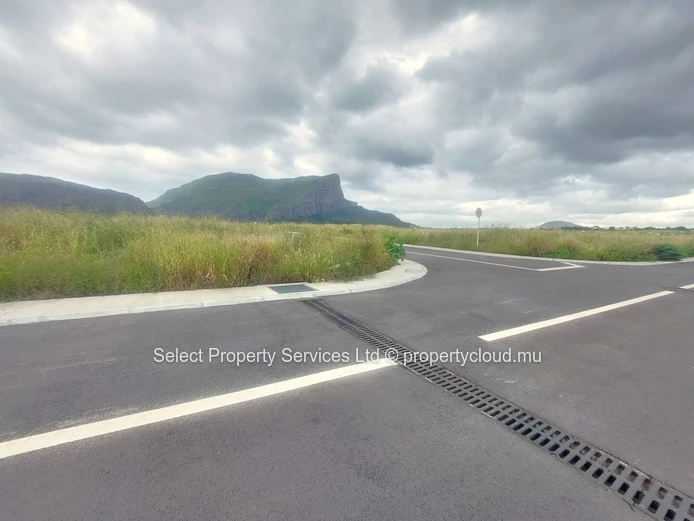 TERRAIN RÉSIDENTIEL NON CLÔTURÉ À VENDRE À PIERREFONDS MORCELLEMENT AT PALMA– Rs 4,1M