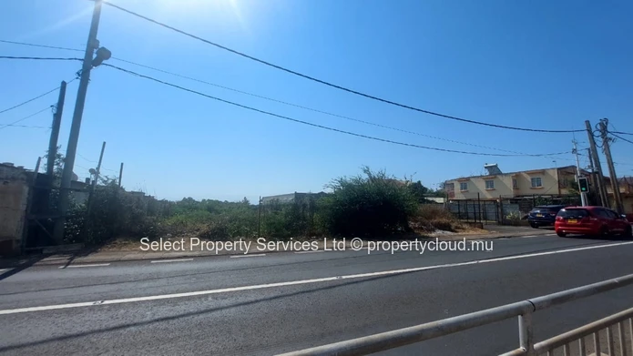 A vendre, Terrain Commercial sur la Route Royale de Bambous à Rs 17.9 M
