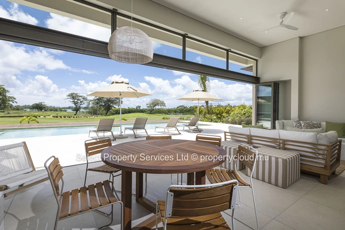 Luxueux Duplex de 4 chambres à vendre avec vue panoramique sur la mer et le golf à Anahita Beau Champ