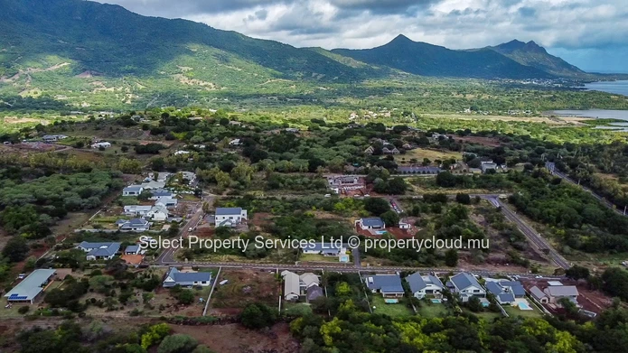 A vendre, magnifique lot de terrain à Rivière Noire de 1912 M2