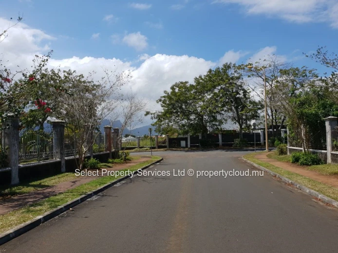 Land for sale Emerald Park, Trianon - Rs