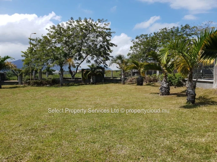 Land for sale Emerald Park, Trianon - Rs