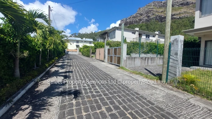 Apartment with private garden for sale, Quatre Bornes