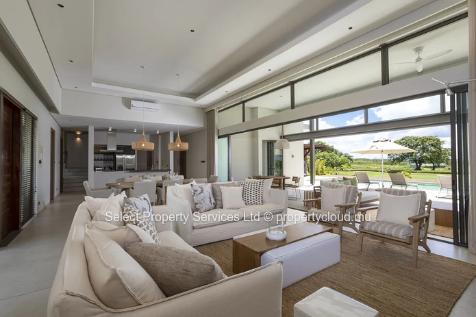 Luxueux Duplex de 4 chambres à vendre avec vue panoramique sur la mer et le golf à Anahita Beau Champ