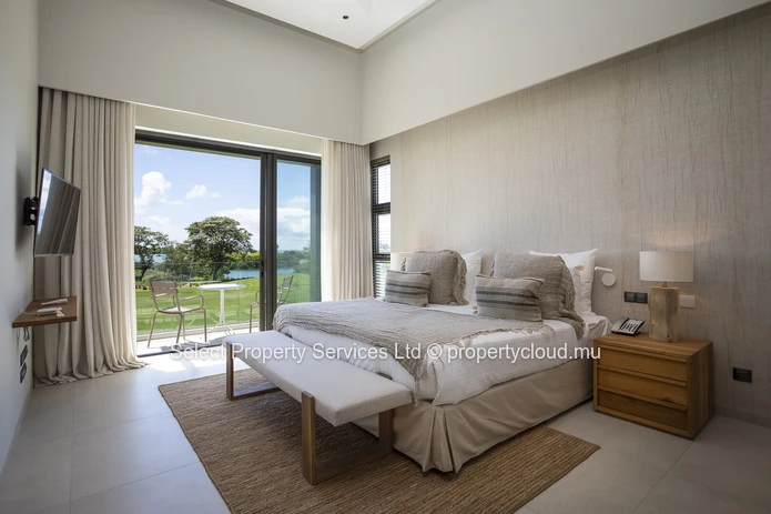 Luxueux Duplex de 4 chambres à vendre avec vue panoramique sur la mer et le golf à Anahita Beau Champ