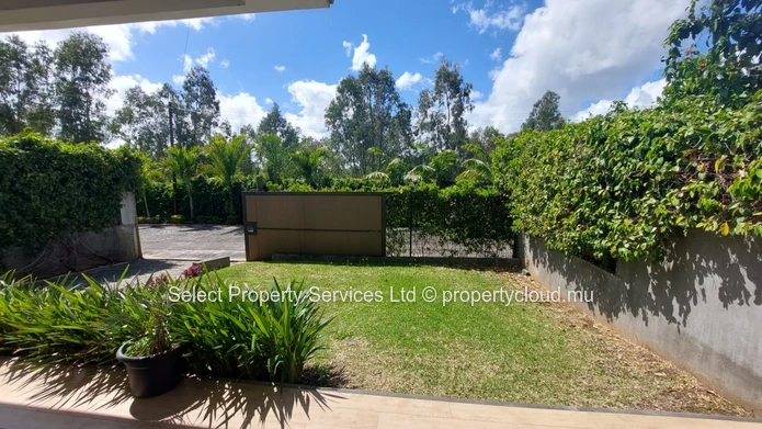 Apartment with private garden for sale, Quatre Bornes