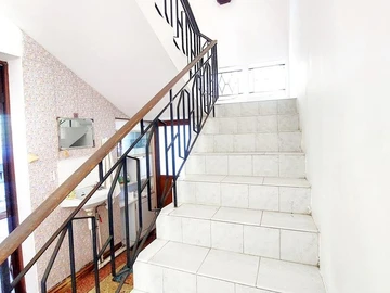 6 Bedroom House